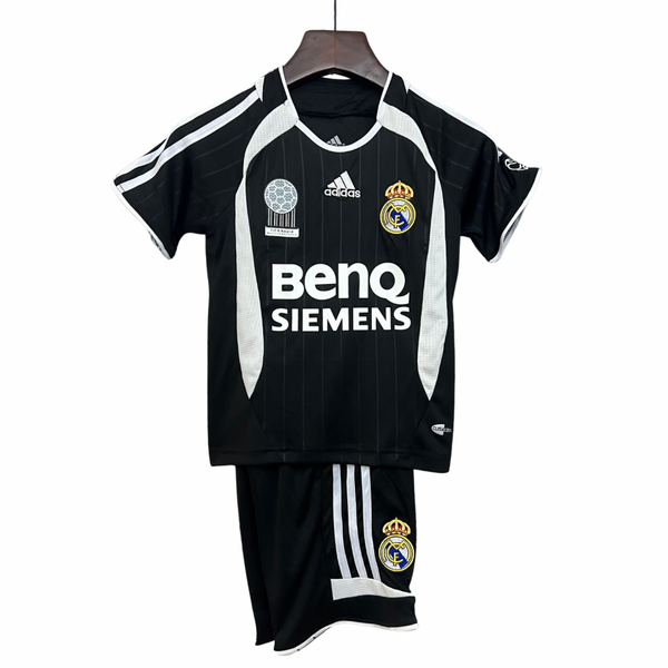 Camiseta y Pantalones Cortos Niños Real Madrid Away Retro 06/07