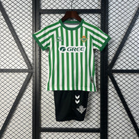 Camiseta y Pantalón Corto Niño Real Betis 25/26 Final Uefa Conference League