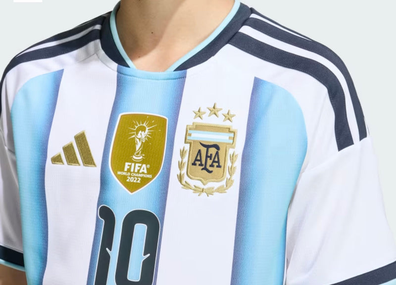 Camiseta y Pantalones Cortos para Niño Argentina - 26/27 - CON PARCHE DE CAMPEÓN DE LA COPA DEL MUNDO